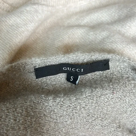 Soft warm Gucci V-Neck Sweater size small - Picture 5 of 5